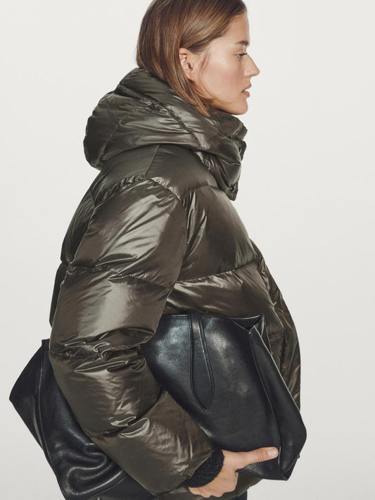 Short water-repellent shiny down jacket