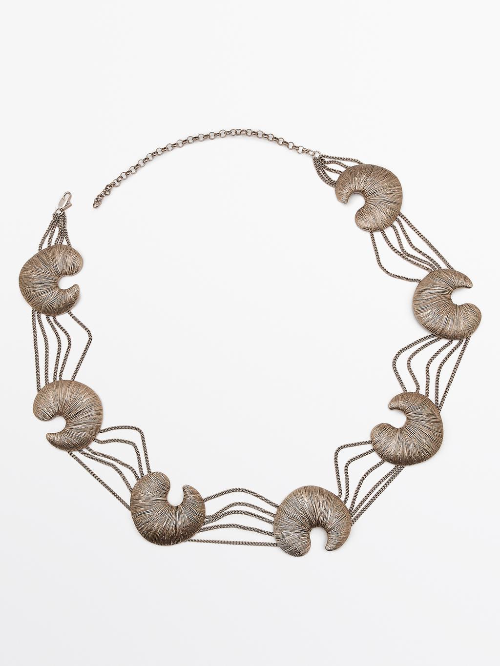 Belt with fossil pieces