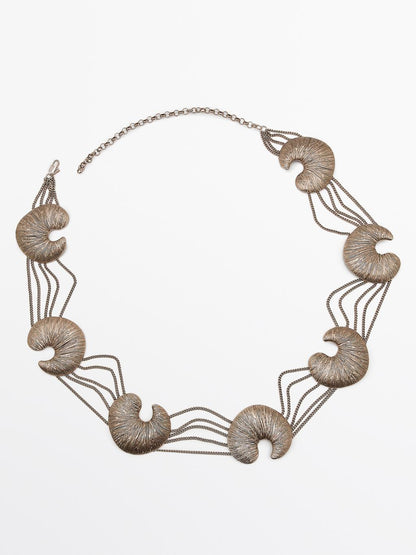 Belt with fossil pieces