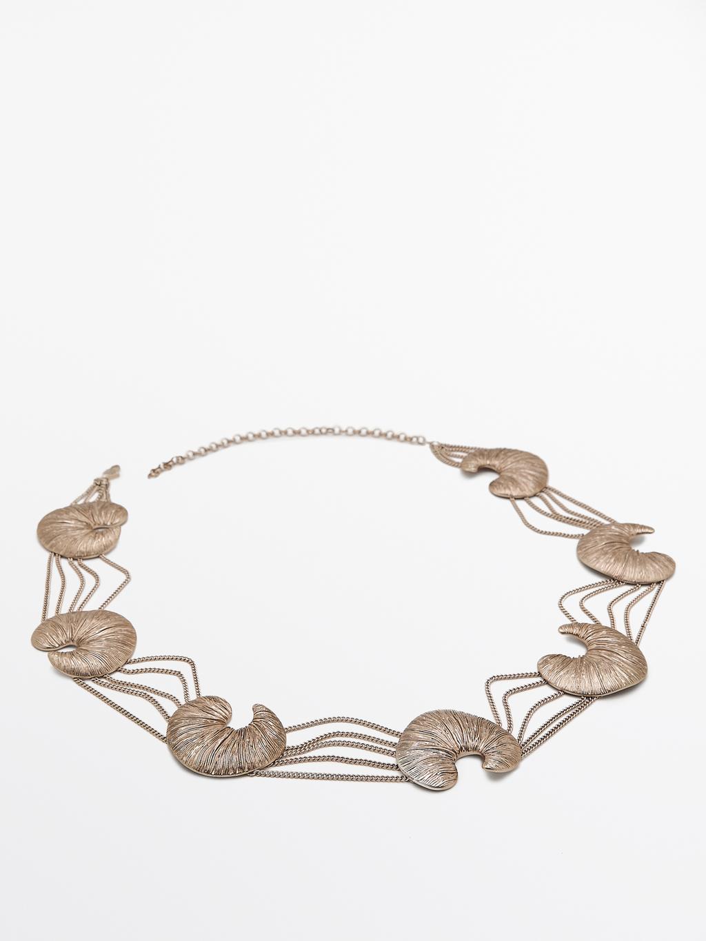 Belt with fossil pieces