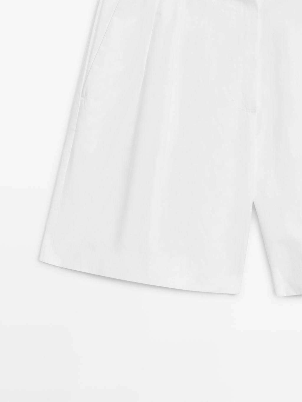 100% cotton Bermuda shorts with darts