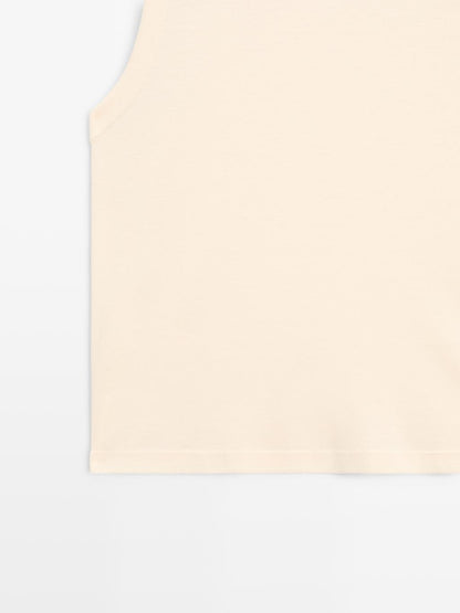 100% cotton strappy T-shirt with a round neckline