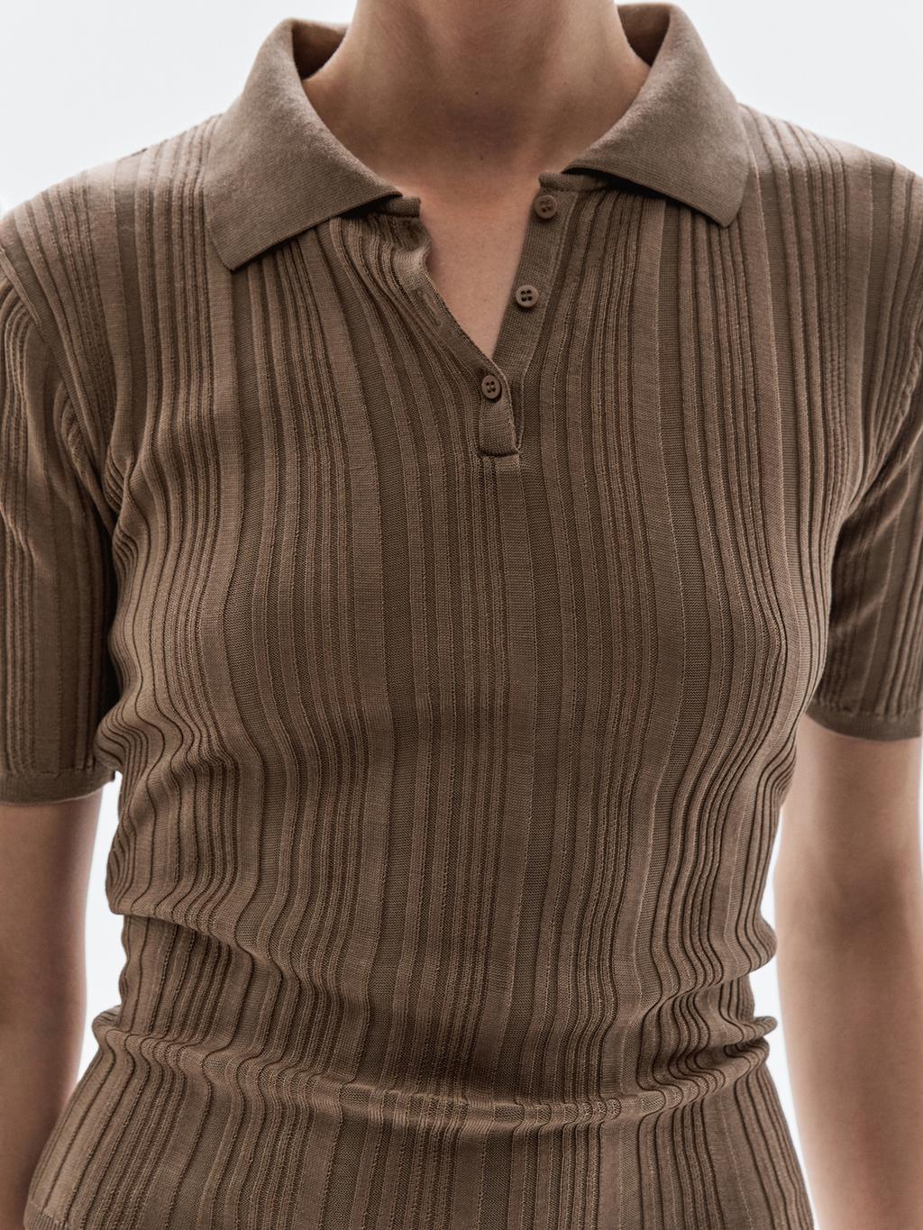 100% cotton polo shirt with ribbed detail