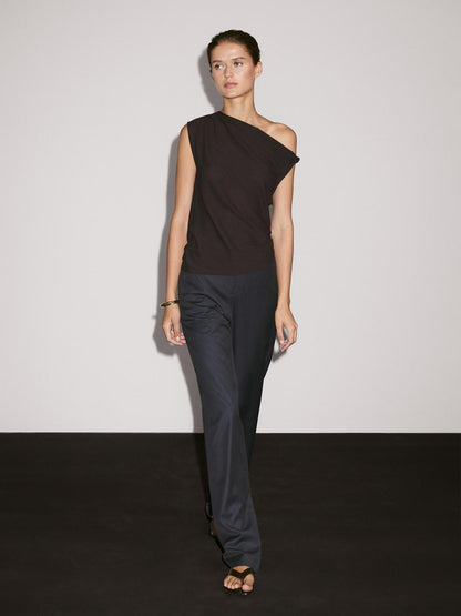Asymmetric top with knot detail